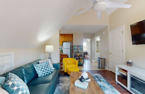 Talking Rock Apartment | Charming apartment with access to shared infinity pool, hot tub & private deck