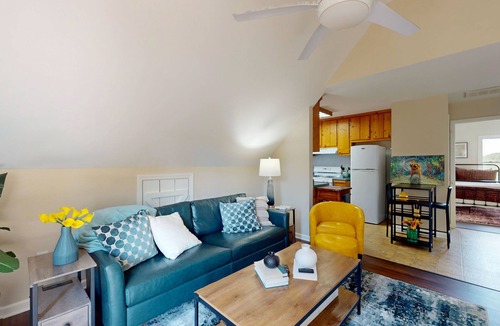 Talking Rock Apartment | Charming apartment with access to shared infinity pool, hot tub & private deck