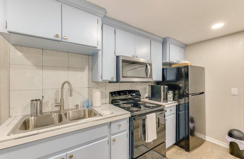 New Boston Apartment | Charming apartment with a full size kitchen AC and WiFi in wonderful New Boston