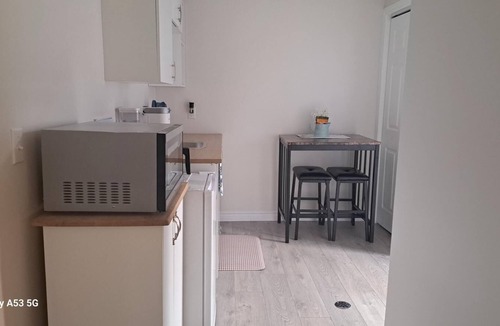 Wheatley Apartment | Charming apartment Walk to Beach & Marina Spacious Bedroom
