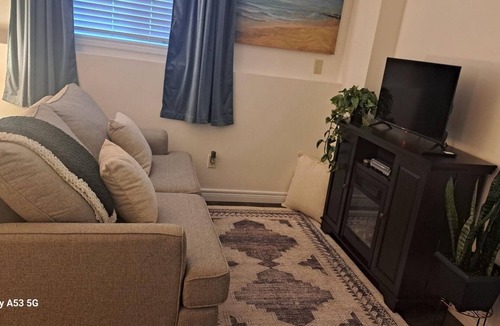 Wheatley Apartment | Charming apartment Walk to Beach & Marina Spacious Bedroom