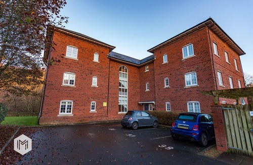 Little Lever Apartment | Charming Apartment with River Views