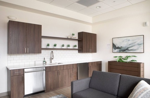 Shorewood Apartment | Charming Apartment with Gym and Balcony