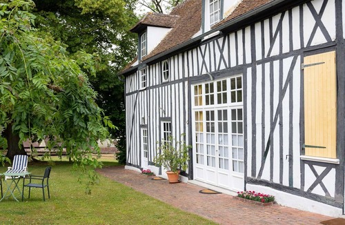 Beauvais Apartment | Charming apartment with large garden