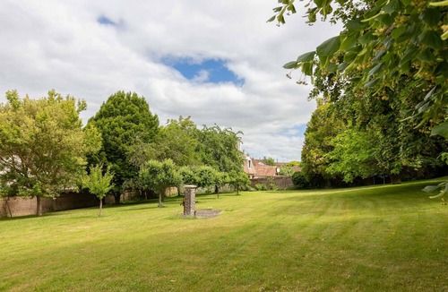 Beauvais Apartment | Charming apartment with large garden