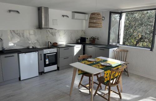 Levens Apartment | Charming apartment with stunning mountain views