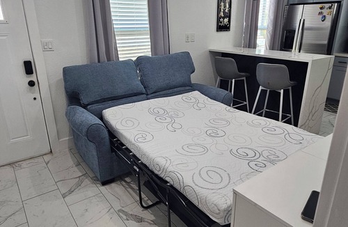Elgin Apartment | Charming apartment with WiFi and AC in soothing Elgin