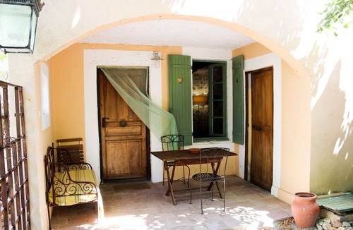 Goudargues Apartment | Charming Apartments in the Mas de Soleil (Gîte "Tradition")
