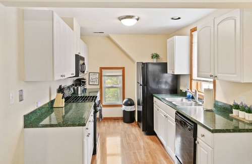 Libertyville Apartment | Charming apt in DT Libertyville - Near Naval Base