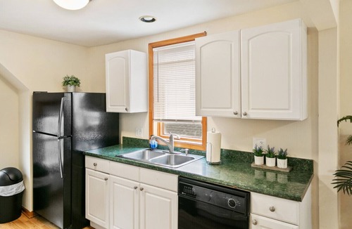 Libertyville Apartment | Charming apt in DT Libertyville - Near Naval Base