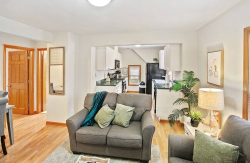 Libertyville Apartment | Charming apt in DT Libertyville - Near Naval Base