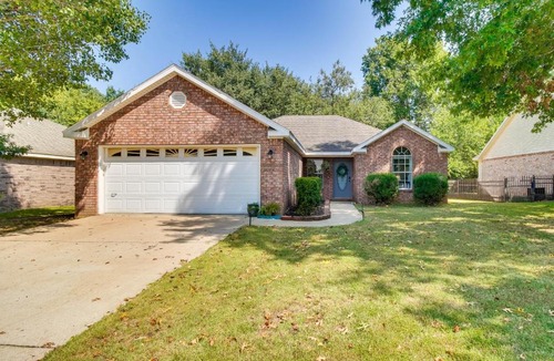 Fayetteville House | Charming Arkansas Retreat w/Deck, Near Downtown!