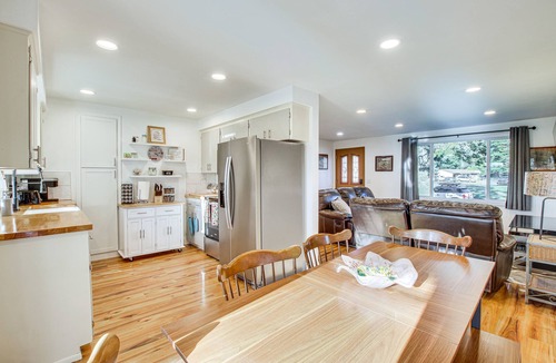 Arlington House | Charming Arlington Home w/Hot Tub & Fenced Yard!