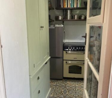 West Knoyle House | Charming artist’s cottage