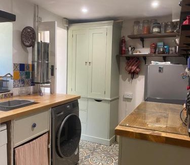 West Knoyle House | Charming artist’s cottage