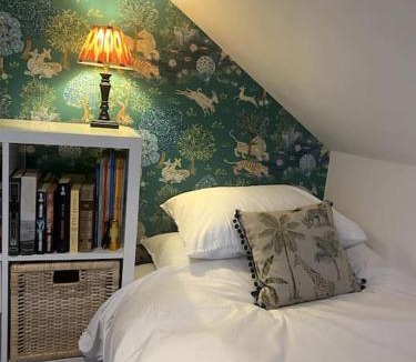 West Knoyle House | Charming artist’s cottage