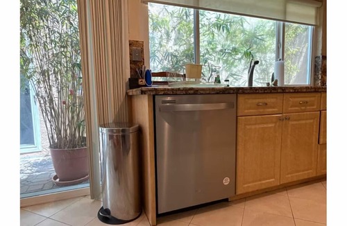 East San Mateo House | Charming Arts & Music Executive Home 3BD 2.5BA