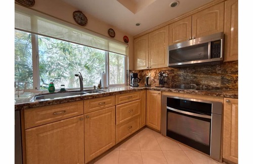 East San Mateo House | Charming Arts & Music Executive Home 3BD 2.5BA