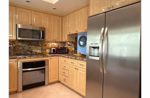 East San Mateo House | Charming Arts & Music Executive Home 3BD 2.5BA