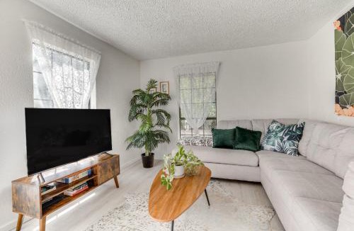 West Oak Hill House | Charming Austin Home on 2 Acres: BBQ & Yard!