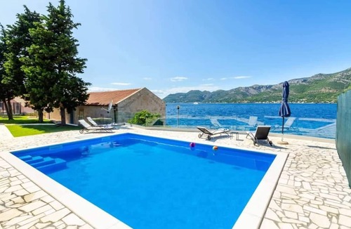 Cove Tri Zala (Zrnovo) Villa | Charming Authentic Beachfront Villa With Pool