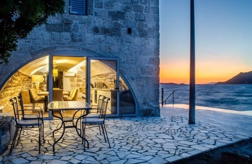 Cove Tri Zala (Zrnovo) Villa | Charming Authentic Beachfront Villa With Pool