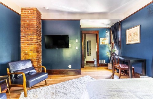 Broadway Hotel | Charming B&B Studio in Capitol Hill Room 1