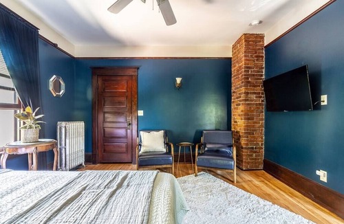 Broadway Hotel | Charming B&B Studio in Capitol Hill Room 1