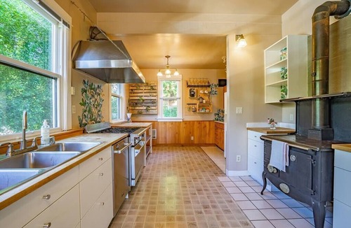 Broadway Hotel | Charming B&B Studio in Capitol Hill Room 1