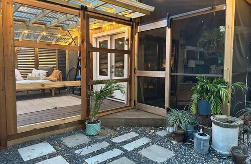 Govalle Cottage | Charming Back House . Free Bikes . Tesla Charger