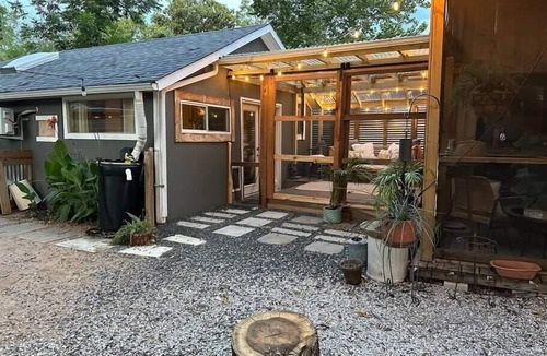 Govalle Cottage | Charming Back House . Free Bikes . Tesla Charger
