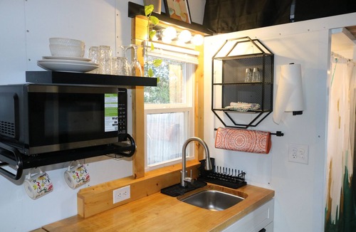 Oak Hill Apartment | Charming Backyard Studio/Tiny Home in beautiful Jacksonville/OP