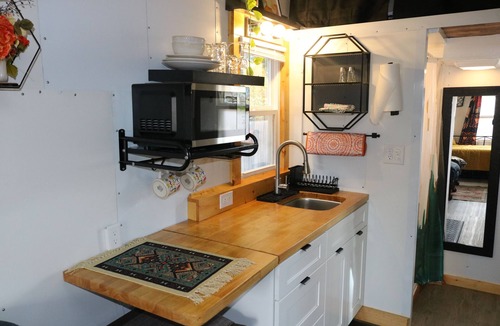 Oak Hill Apartment | Charming Backyard Studio/Tiny Home in beautiful Jacksonville/OP