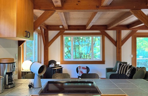 Bainbridge Island Cottage | Charming Bainbridge Island Cottage with Comforts