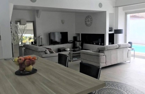 La Roche-sur-Yon House | CHARMING BARN 240 m2 in town / SWIMMING POOL / 9 pers.