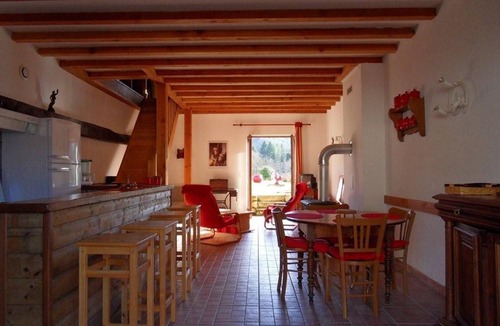 Chatel-Montagne Cottage | Charming Barn with Garden and Pets Allowed