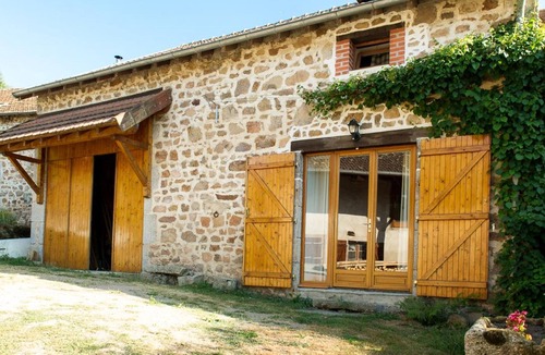 Chatel-Montagne Cottage | Charming Barn with Garden and Pets Allowed