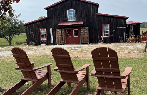 Rogersville House | Charming barn with AC in Rogersville - 2 bedrooms available