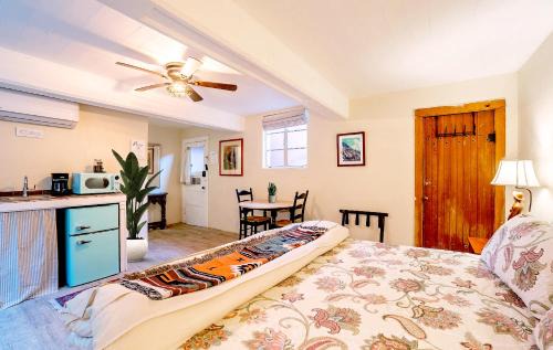 Sam Hughes House | Charming Basement Studio Guesthouse 2 Blocks from UofA