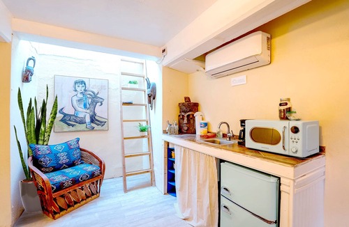 Sam Hughes House | Charming Basement Studio Guesthouse - 2 Blocks from UofA