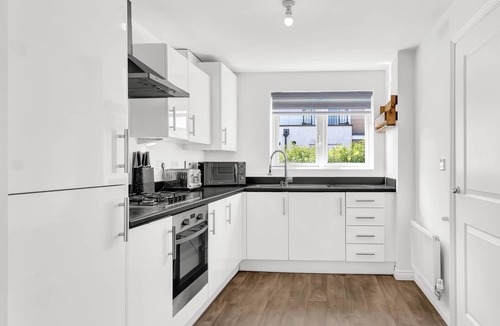 Basildon House | Charming Basildon Retreat with Private Garden & Free Parking