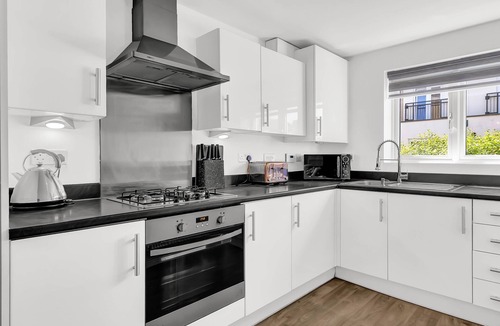 Basildon House | Charming Basildon Retreat with Private Garden & Free Parking