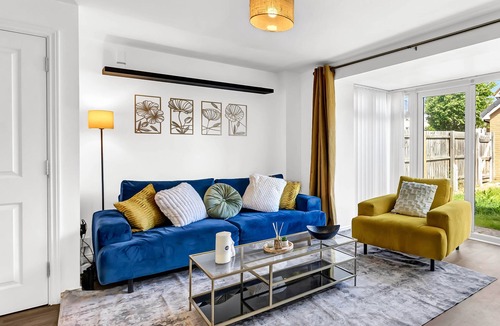 Basildon House | Charming Basildon Retreat with Private Garden & Free Parking