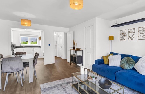 Basildon House | Charming Basildon Retreat with Private Garden & Free Parking