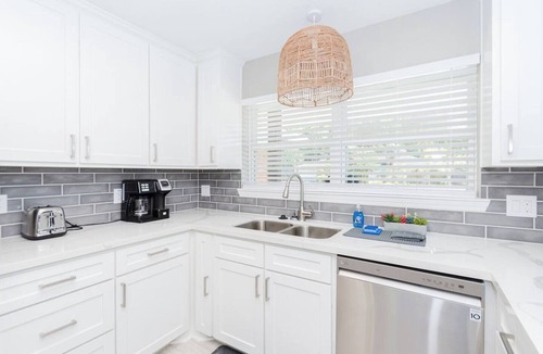 Clear Lake Shores House | Charming Bay Breeze Escape