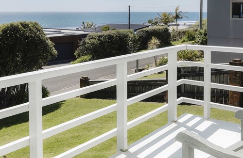 Oakura Villa | Charming Beach Bach with Ocean Views