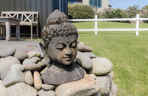 Oakura Villa | Charming Beach Bach with Ocean Views