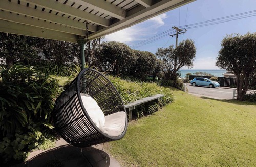 Oakura Villa | Charming Beach Bach with Ocean Views