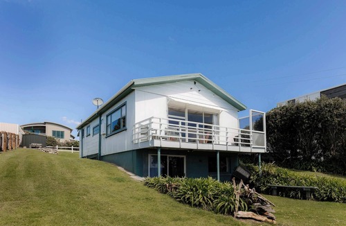 Oakura Villa | Charming Beach Bach with Ocean Views