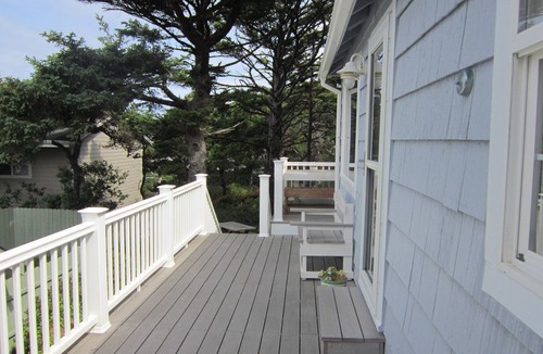 Florence House | Charming beach bungalow with great beach view and easy beach access.